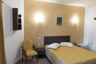Отель Hotel Perla Oltului Кэлимэнешти Двухместный номер с 1 кроватью или 2 отдельными кроватями-1
