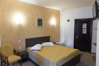 Отель Hotel Perla Oltului Кэлимэнешти Двухместный номер с 1 кроватью или 2 отдельными кроватями-2